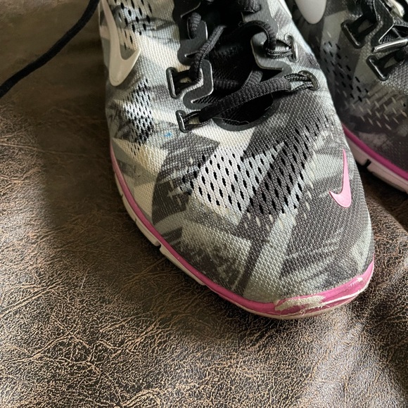 Nike Trainers- black/pink/blue - Picture 3 of 8